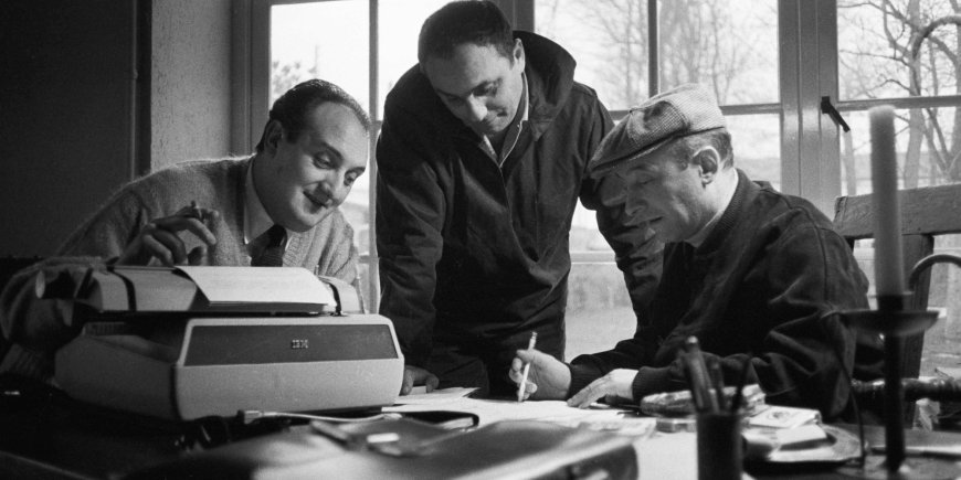 De gauche à droite : Pierre Tchernia, Marcel Bluwal et Michel Audiard travaillent chez Audiard à Paris, le 20 mars 1962.
