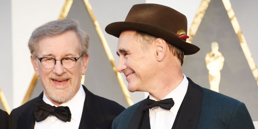 Steven Spielberg et Mark Rylance sur le tapis rouge des Oscars, venant défendre Le Pont des espions