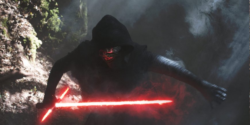 Adam Driver sous le masque de Kylo Ren dans