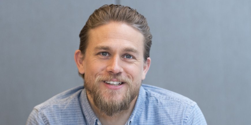 Charlie Hunnam en conférence de presse avec les acteurs du film