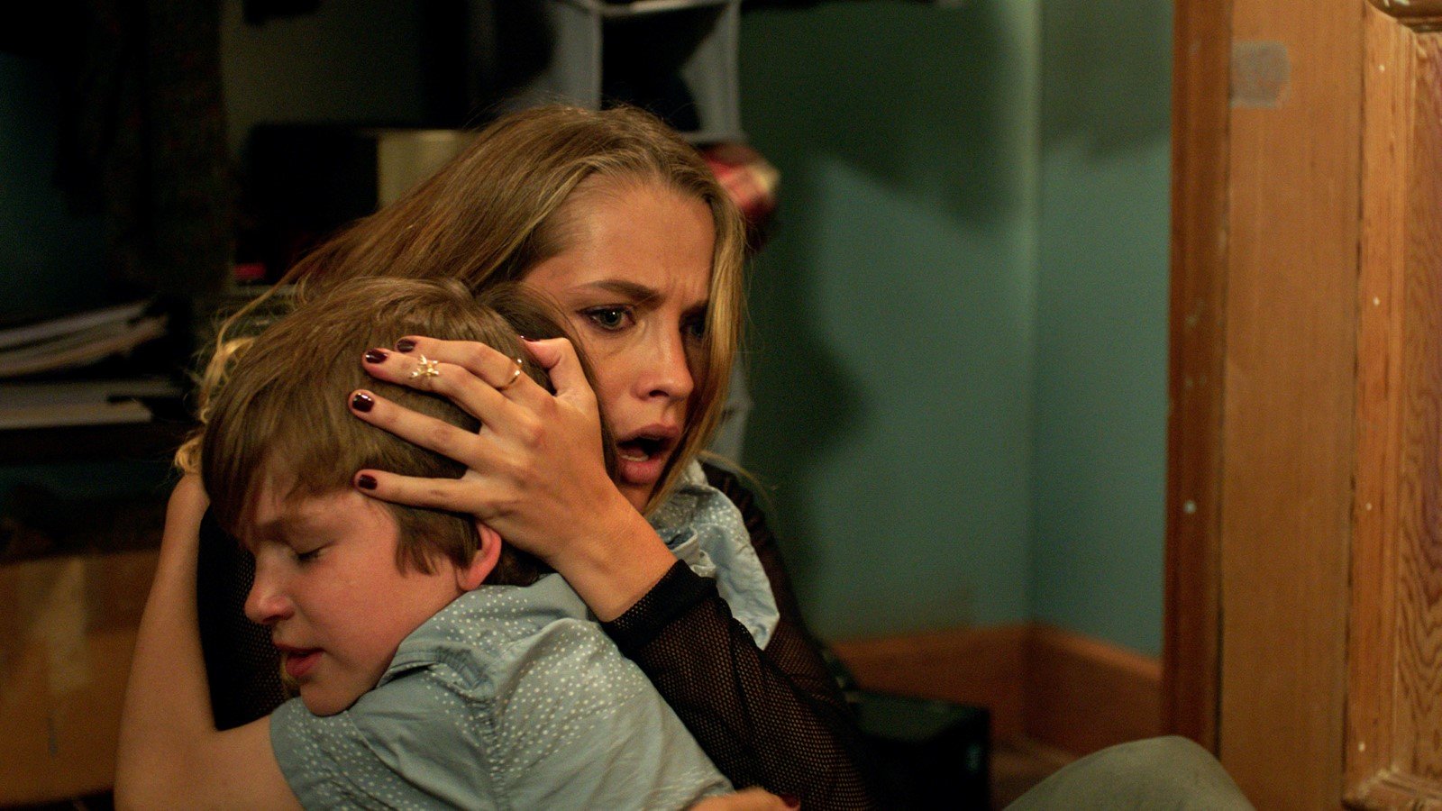 Teresa Palmer protégeant le jeune Gabriel Bateman dans le film d'horreur 