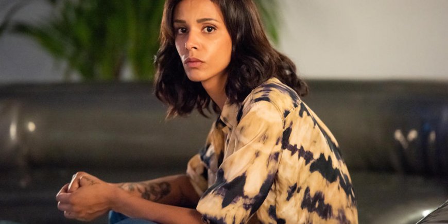 Shy'm en profileuse pour la série de TF1