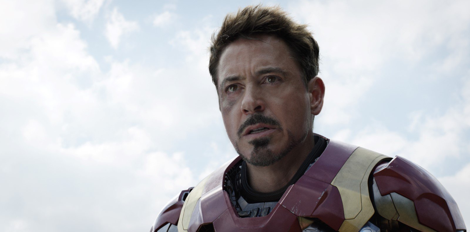 Robert Downey Jr. dans son costume d'Iron Man pour Captain America : Civil War