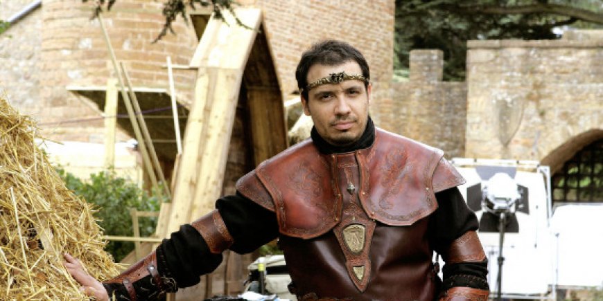 Alexandre Astier dans la série Kaamelott (2005), créée par Alexandre Astier et Alain Kappauf.