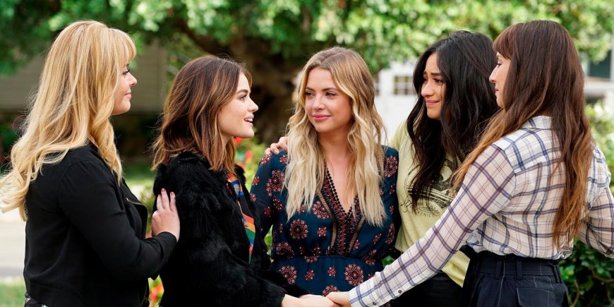 Sasha Pieterse, Lucy Hale, Ashley Benson, Shay Mitchell et Troian Bellisario dans