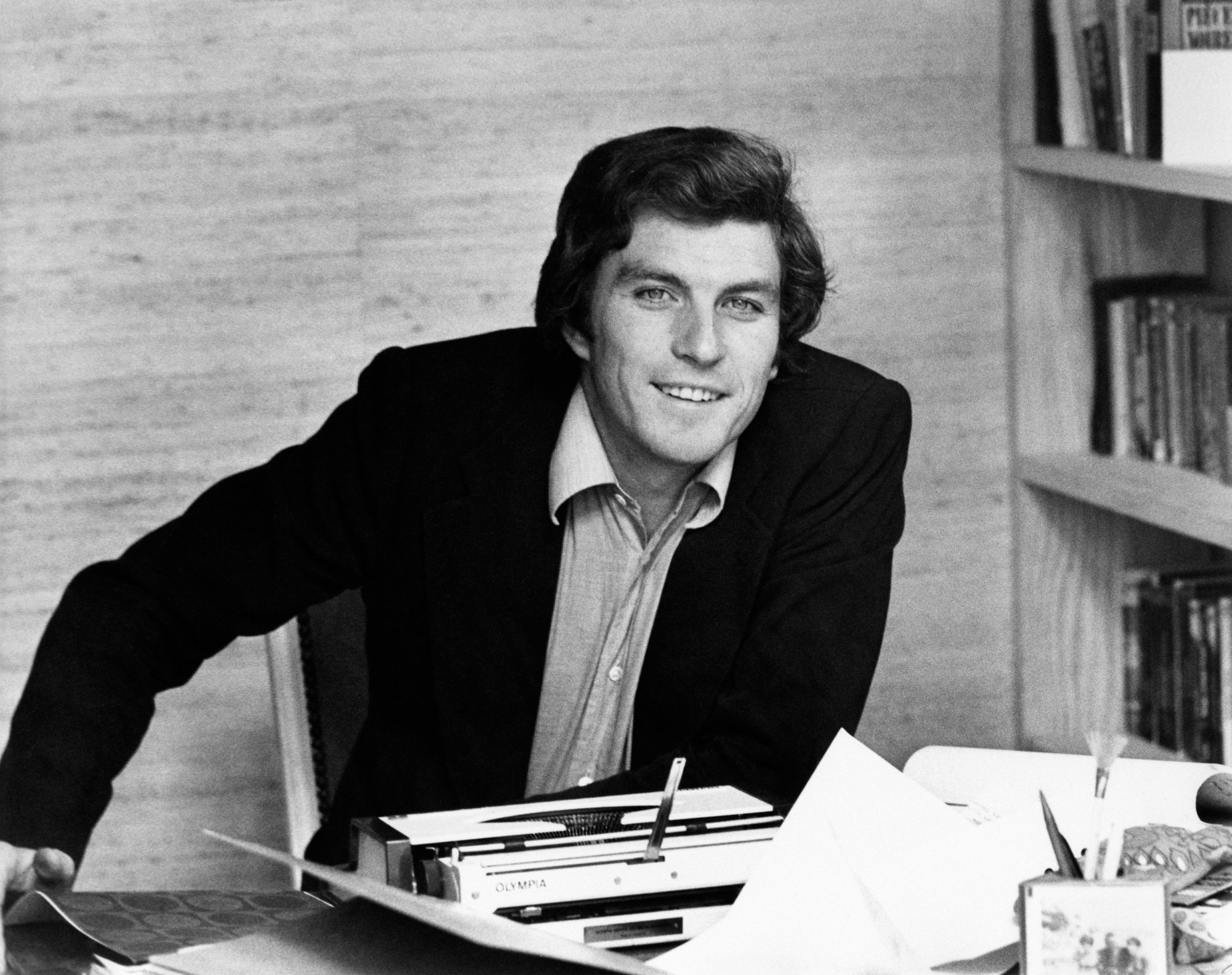 Jean-Claude Bouillon derrière son bureau à Paris, en 1973.