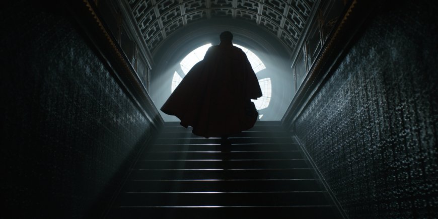 Benedict Cumberbatch de dos dans son costume de