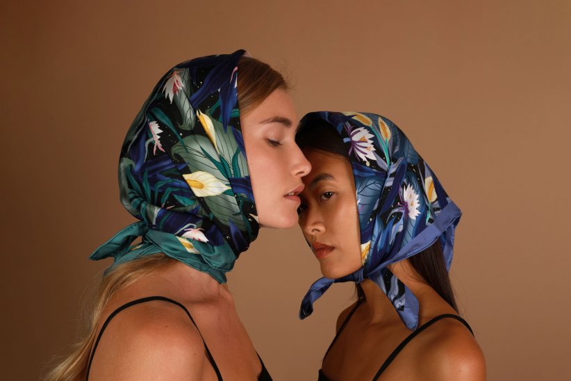 Un foulard en soie pour préserver l'hydratation des cheveux Un foulard en soie pour préserver l'hydratation des cheveux