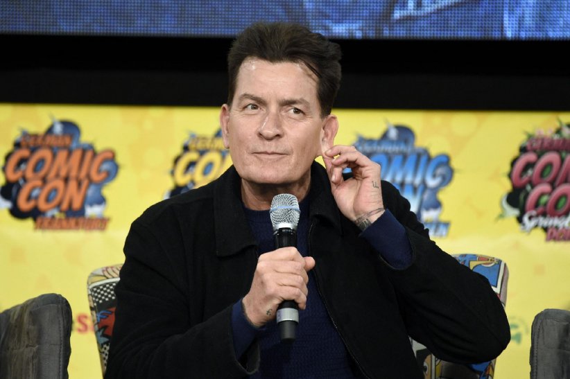 Charlie Sheen et son dragon d'eau vert Charlie Sheen et son dragon d'eau vert