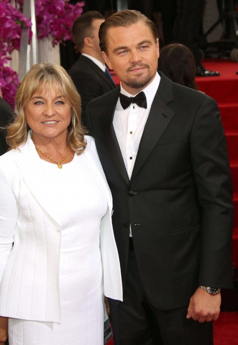 Leonardo DiCaprio est collé à sa maman Leonardo DiCaprio est collé à sa maman