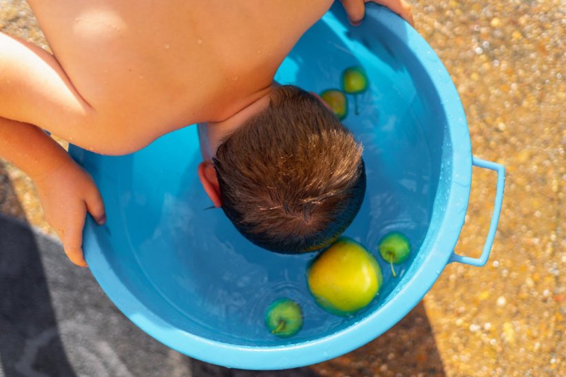 À l'époque d'Halloween, les enfants jouent aux pommes flottantes À l'époque d'Halloween, les enfants jouent aux pommes flottantes