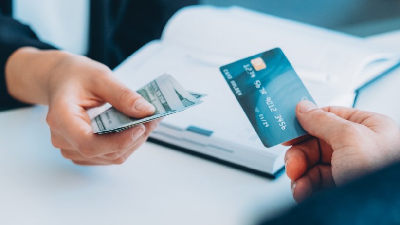 Voir les conditions de la carte bancaire Voir les conditions de la carte bancaire