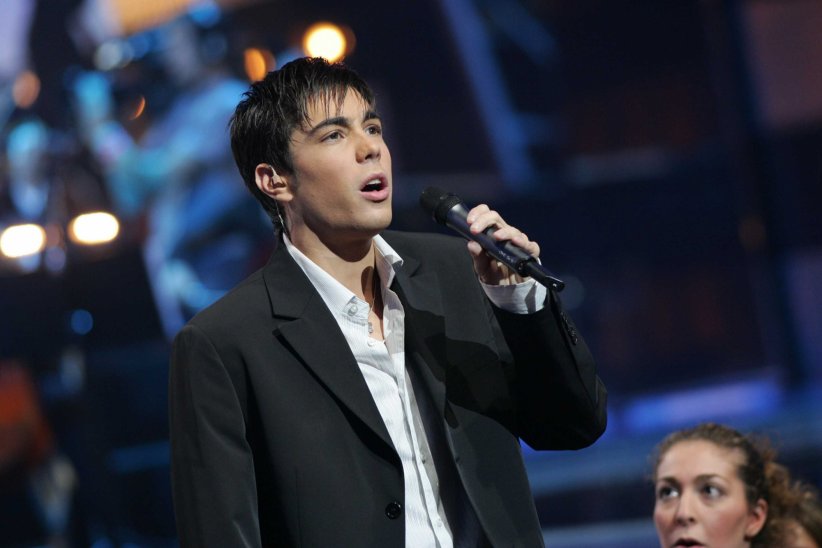 5 novembre 2004 (Star Ac' 4) : Grégory Lemarchal interprète avec beaucoup d'émotion "SOS d'un terrien en détresse" 5 novembre 2004 (Star Ac' 4) : Grégory Lemarchal interprète avec beaucoup d'émotion "SOS d'un terrien en détresse"