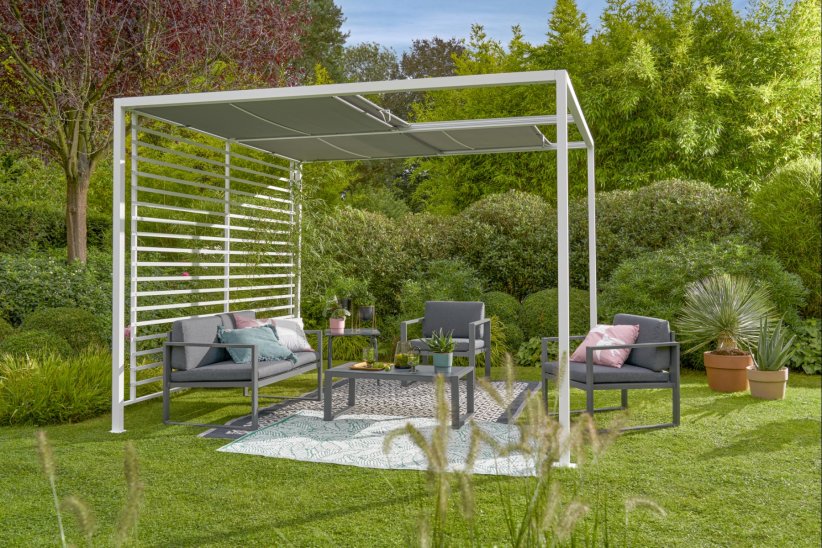 Une terrasse couverte au milieu de la verdure Une terrasse couverte au milieu de la verdure