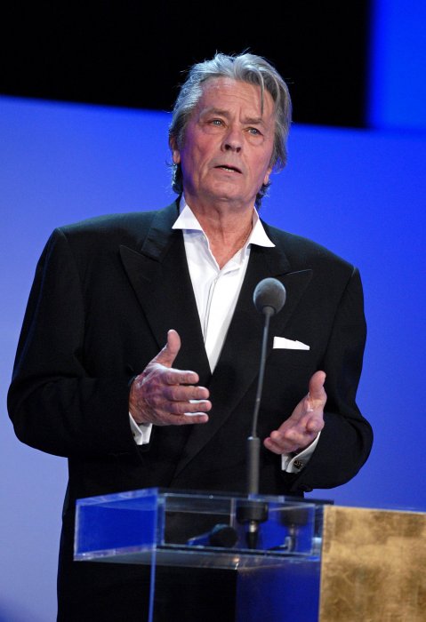 Alain Delon : son hommage bouleversant à Romy Schneider Alain Delon : son hommage bouleversant à Romy Schneider
