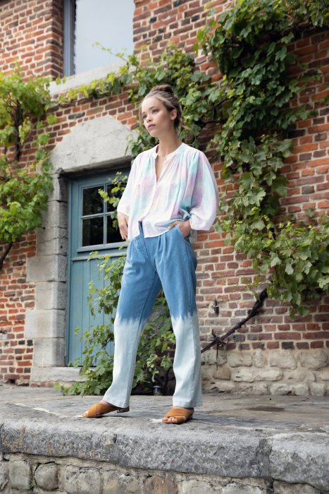 Un pantalon à la coupe bootcut Un pantalon à la coupe bootcut