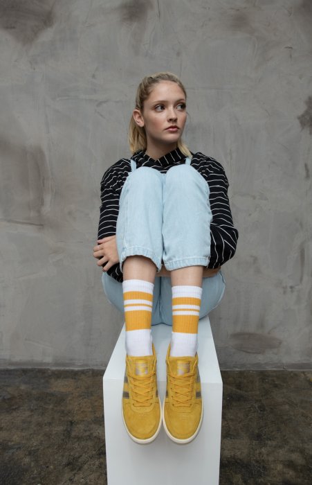 Une paire de baskets lookées Une paire de baskets lookées