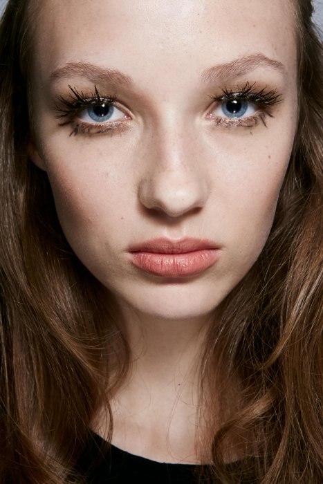 Des cils démesurés pour un regard profond Des cils démesurés pour un regard profond