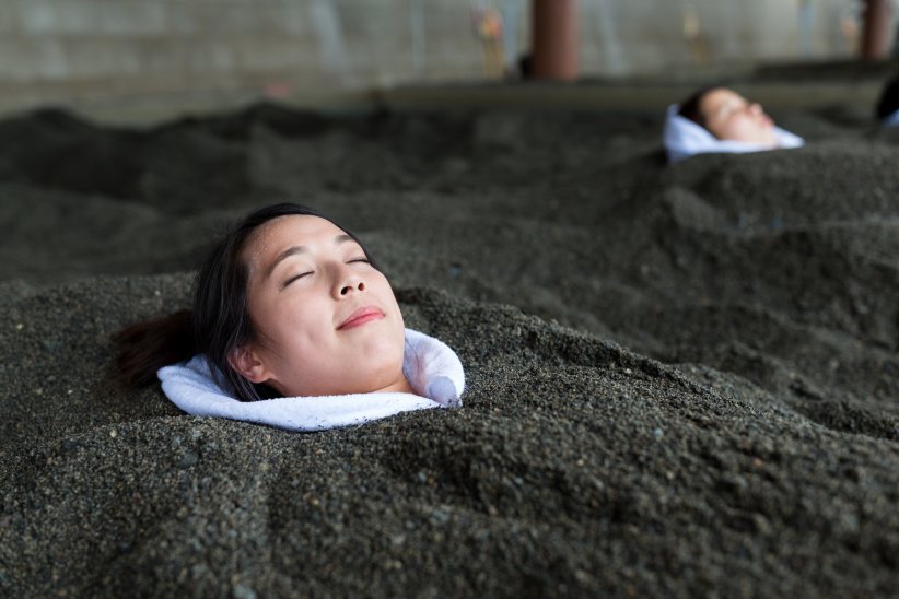 La sablothérapie : s'enterrer dans du sable La sablothérapie : s'enterrer dans du sable