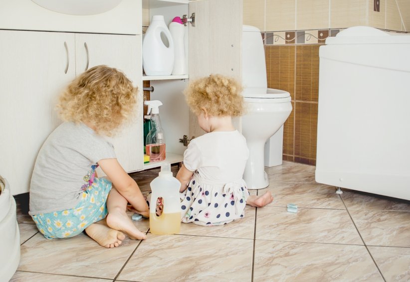 Laisser les produits dangereux à la portée des enfants Laisser les produits dangereux à la portée des enfants