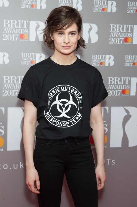 Christine and the Queens soutient les réfugiés congolais Christine and the Queens soutient les réfugiés congolais