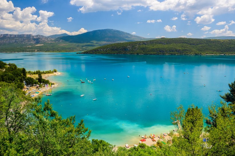 Le lac de Sainte-Croix, entre vert émeraude et turquoise Le lac de Sainte-Croix, entre vert émeraude et turquoise