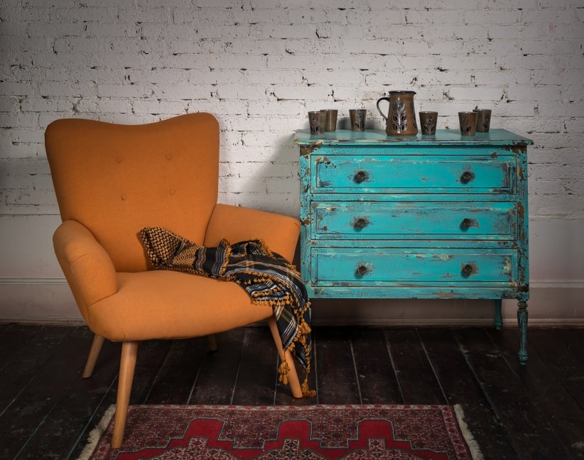 Une commode volontairement à moitié rénovée Une commode volontairement à moitié rénovée
