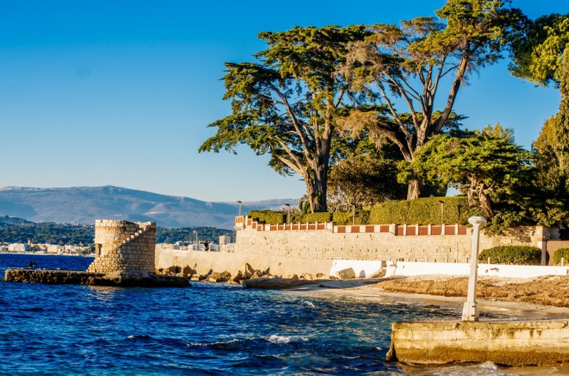 Cap d'Antibes ou la Côte-d'Azur sauvage Cap d'Antibes ou la Côte-d'Azur sauvage