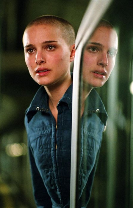 Le crâne rasé de Natalie Portman dans V pour Vendetta (2005) Le crâne rasé de Natalie Portman dans V pour Vendetta (2005)