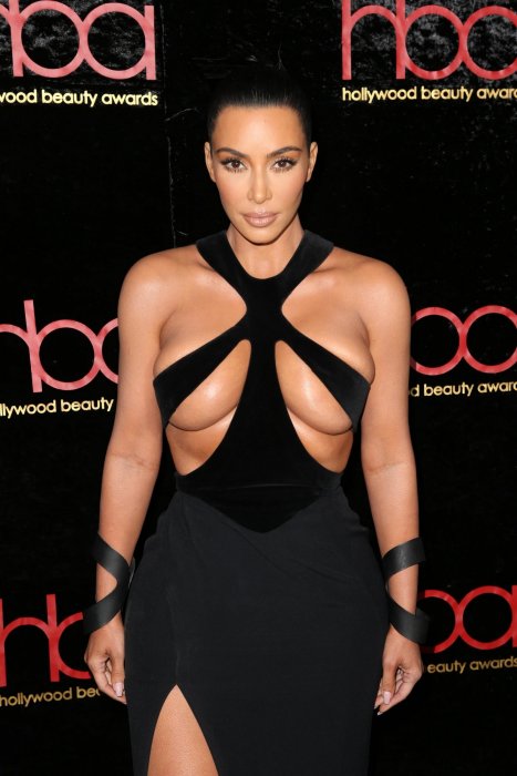 Kim Kardashian, reine des décolletés originaux Kim Kardashian, reine des décolletés originaux