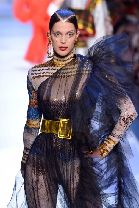 Iris Mittenaere défile pour Jean-Paul Gaultier Iris Mittenaere défile pour Jean-Paul Gaultier