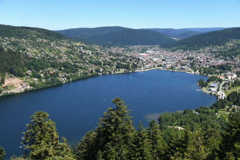 Le lac de Gérardmer, au cœur de la station de ski Le lac de Gérardmer, au cœur de la station de ski