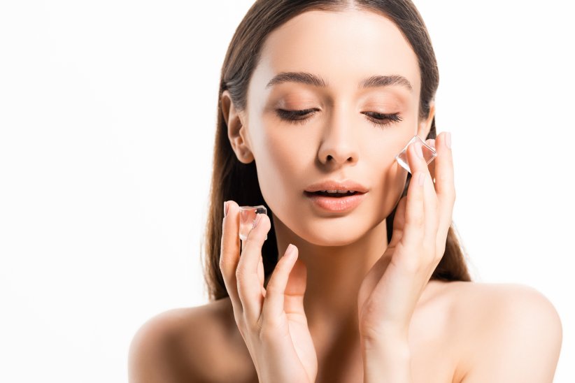 Se passer des glaçons sur le visage Se passer des glaçons sur le visage