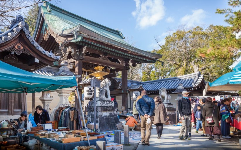 Le marché aux puces de Kitano Tenmangu à Kyoto Le marché aux puces de Kitano Tenmangu à Kyoto