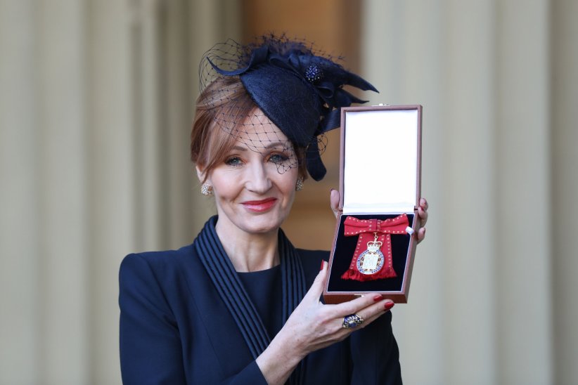 J. K. Rowling décorée par le prince William J. K. Rowling décorée par le prince William