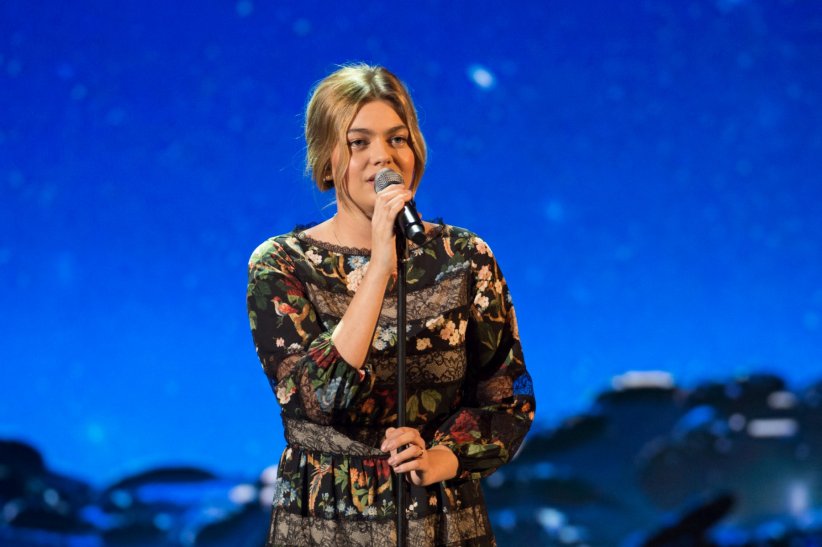 Louane est devenue accro à la cigarette très jeune Louane est devenue accro à la cigarette très jeune