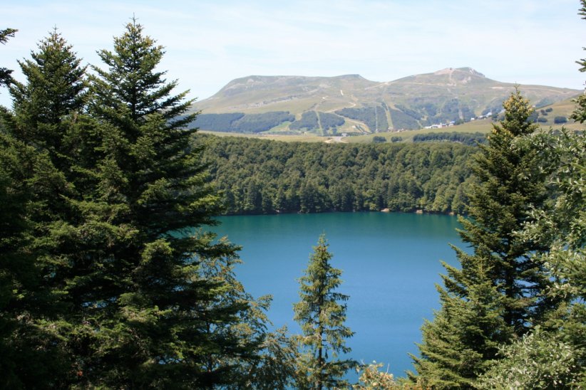 Le lac Pavin, cercle quasi parfait Le lac Pavin, cercle quasi parfait