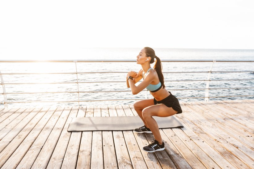 Des squats pour des jolies fesses galbées Des squats pour des jolies fesses galbées