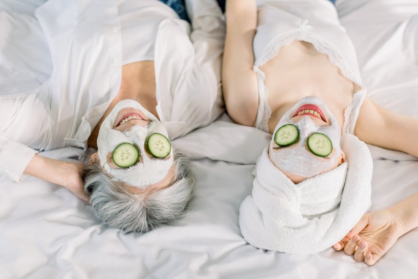 Placer des rondelles de concombre sur les yeux Placer des rondelles de concombre sur les yeux