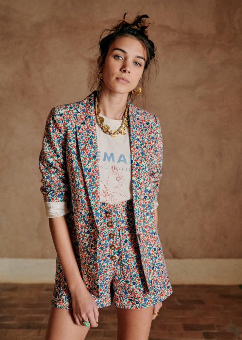 Une veste fleurie pour le printemps Une veste fleurie pour le printemps