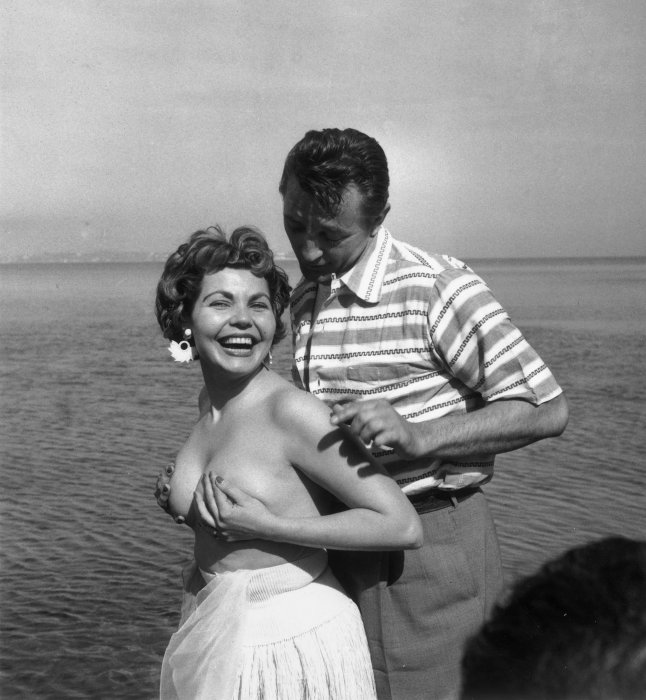 Simone Silva se met à nu sur la Croisette Simone Silva se met à nu sur la Croisette