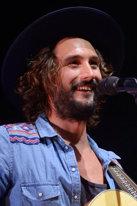 Jérémy Frérot : le chanteur confesse avoir déjà "butiné" Jérémy Frérot : le chanteur confesse avoir déjà "butiné"