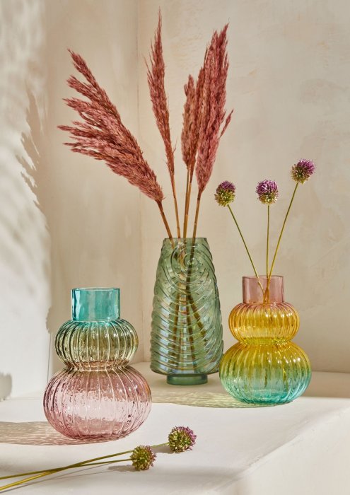 Des vases transparents et hauts en couleur Des vases transparents et hauts en couleur
