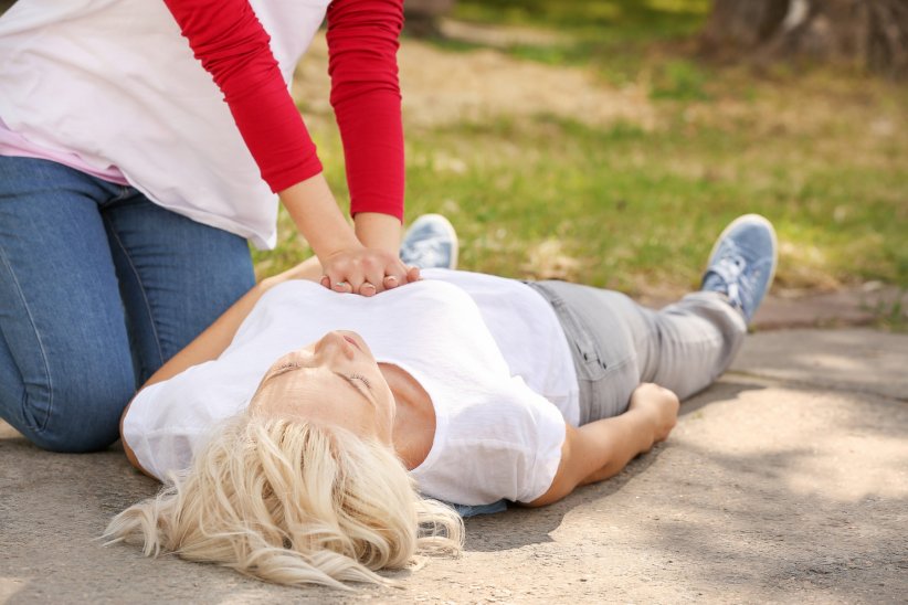 Commencer une réanimation cardio-pulmonaire si la victime ne respire plus Commencer une réanimation cardio-pulmonaire si la victime ne respire plus