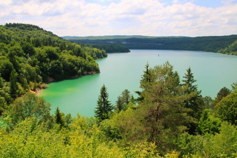Le lac de Vouglans : une véritable petite station balnéaire Le lac de Vouglans : une véritable petite station balnéaire