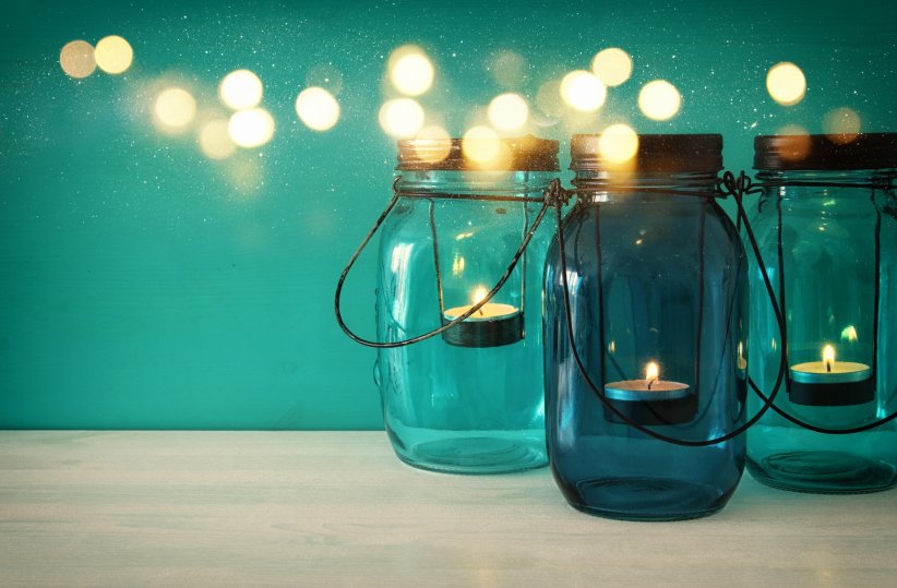 Une bougie dans un pot en verre Une bougie dans un pot en verre
