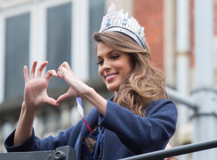 Iris Mittenaere se sépare (bientôt) de sa couronne Iris Mittenaere se sépare (bientôt) de sa couronne