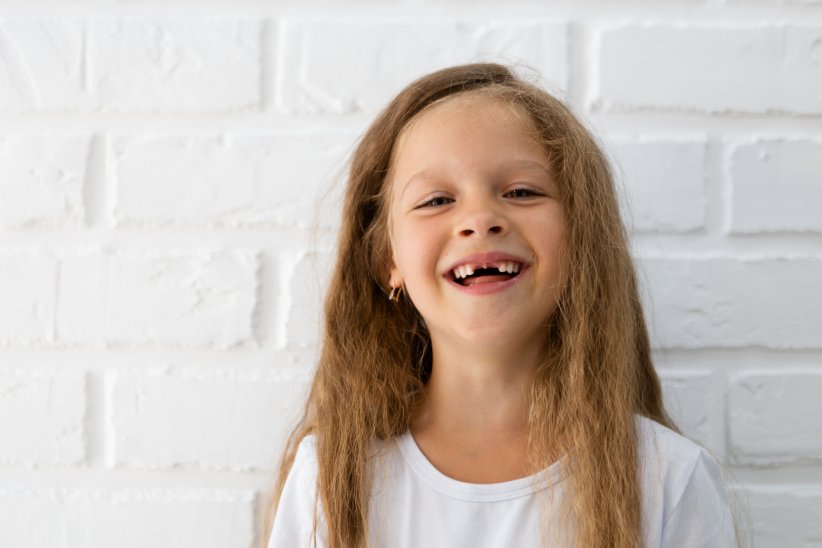 En Grèce, les enfants déposent leur dents de lait sur les toits En Grèce, les enfants déposent leur dents de lait sur les toits