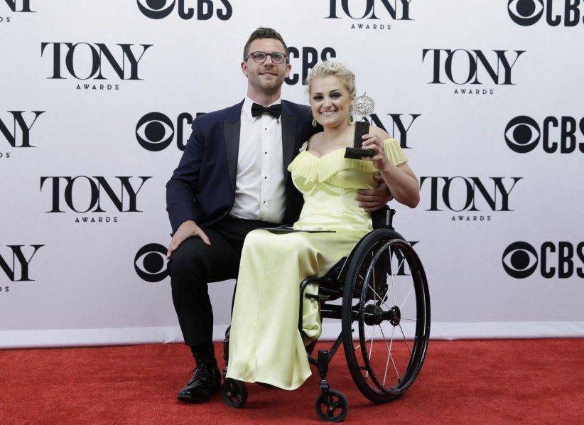 Ali Stroker est la première actrice en chaise roulante récompensée Ali Stroker est la première actrice en chaise roulante récompensée