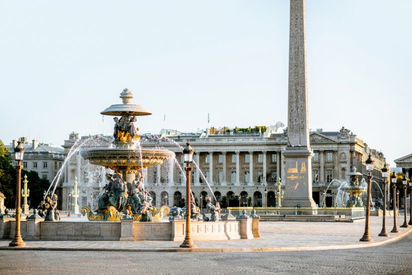La Place de la Concorde et sa fontaine dorée La Place de la Concorde et sa fontaine dorée